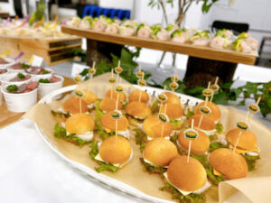 自家製バンズのミニチーズバーガー