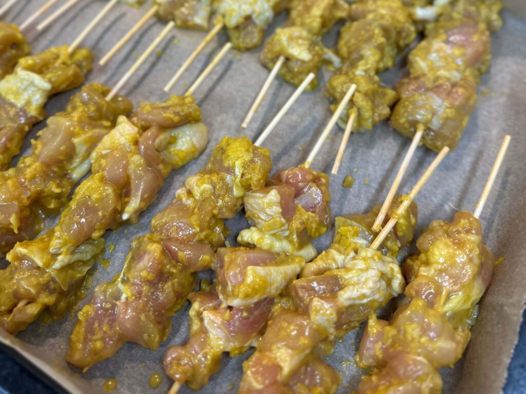 鶏肉をオーブンで焼く様子