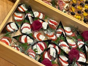 フルーツトマトとモッツレラのクリスマスカプレーゼ